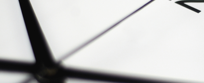 Der Auschnitt eines Ziffernblattes mit Zeigern auf 10 nach 10.