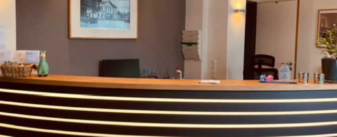 Erster Kontakt für Patienten ist die Empfangstheke in der Zahnarztpraxis Rhiem.
