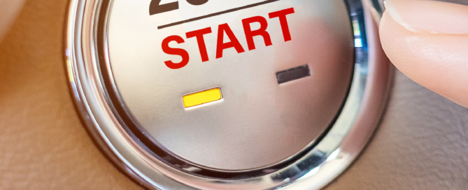 Startknopf für das neue Jahr 2025 auf den ein Finger drückt.