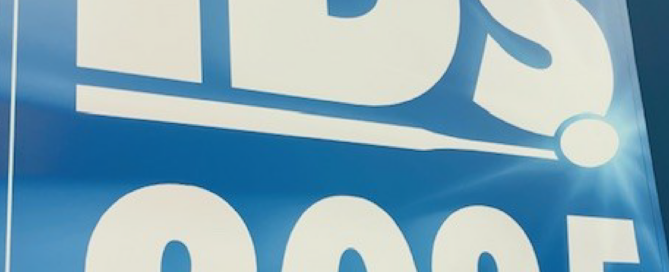 Das Logo der IDS Messe 2025 fotografiert in einer Messehalle.