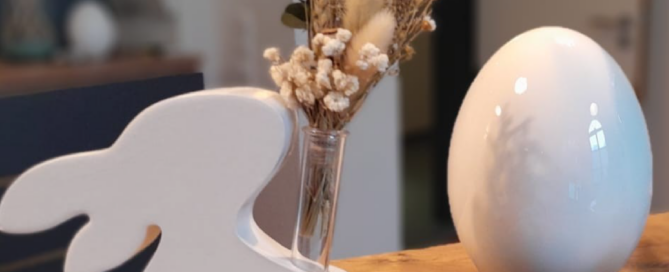 Osterdekoration an der Anmelde-Theke der Praxis Rhiem.