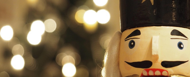 Im Blog gibt es Neues, das Foto zeigt dazu ein traditionelles Nussknacker-Männchen steht rangezoomt vor einem leuchtenden Weihnachtsbaum und wünscht "Frohe Weihnachten".