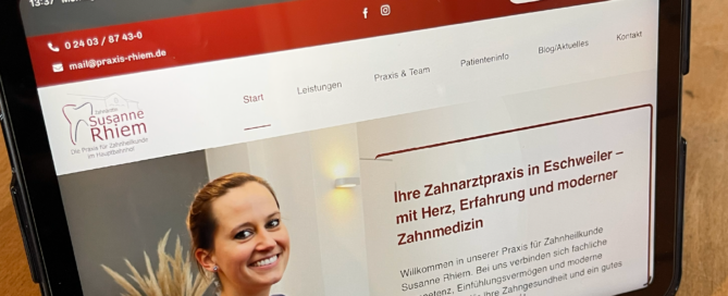 Blick auf ein Tablet, dass die neue Website der Zahnarztpraxis Susanne Rhiem zeigt.