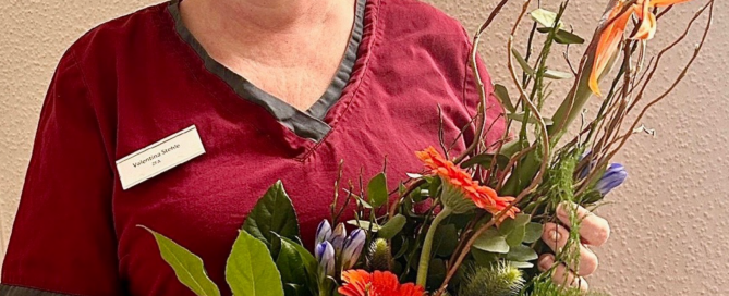 Valentina Stehle mit Blumenstrauß zum 10-jährigen Dienstjubiläum.