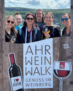 Gute Laune, tolle Aussicht und ein Gläschen Wein